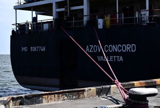 Первое иностранное судно вышло в море из порта Мариуполя