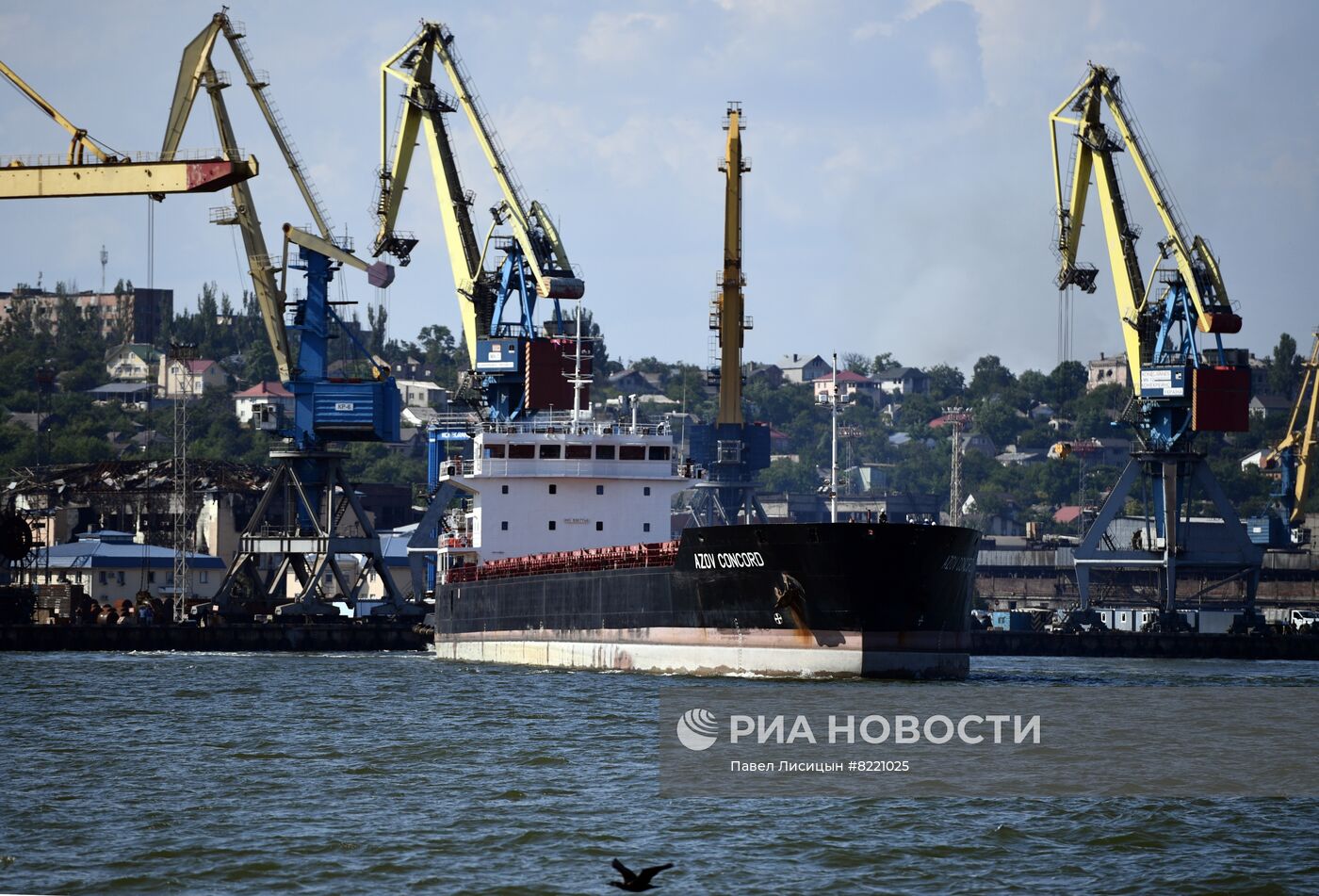 Первое иностранное судно вышло в море из порта Мариуполя