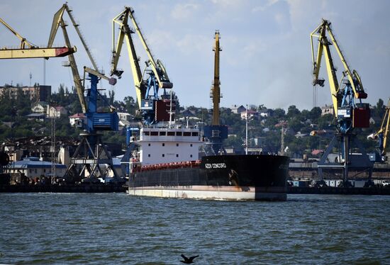 Первое иностранное судно вышло в море из порта Мариуполя