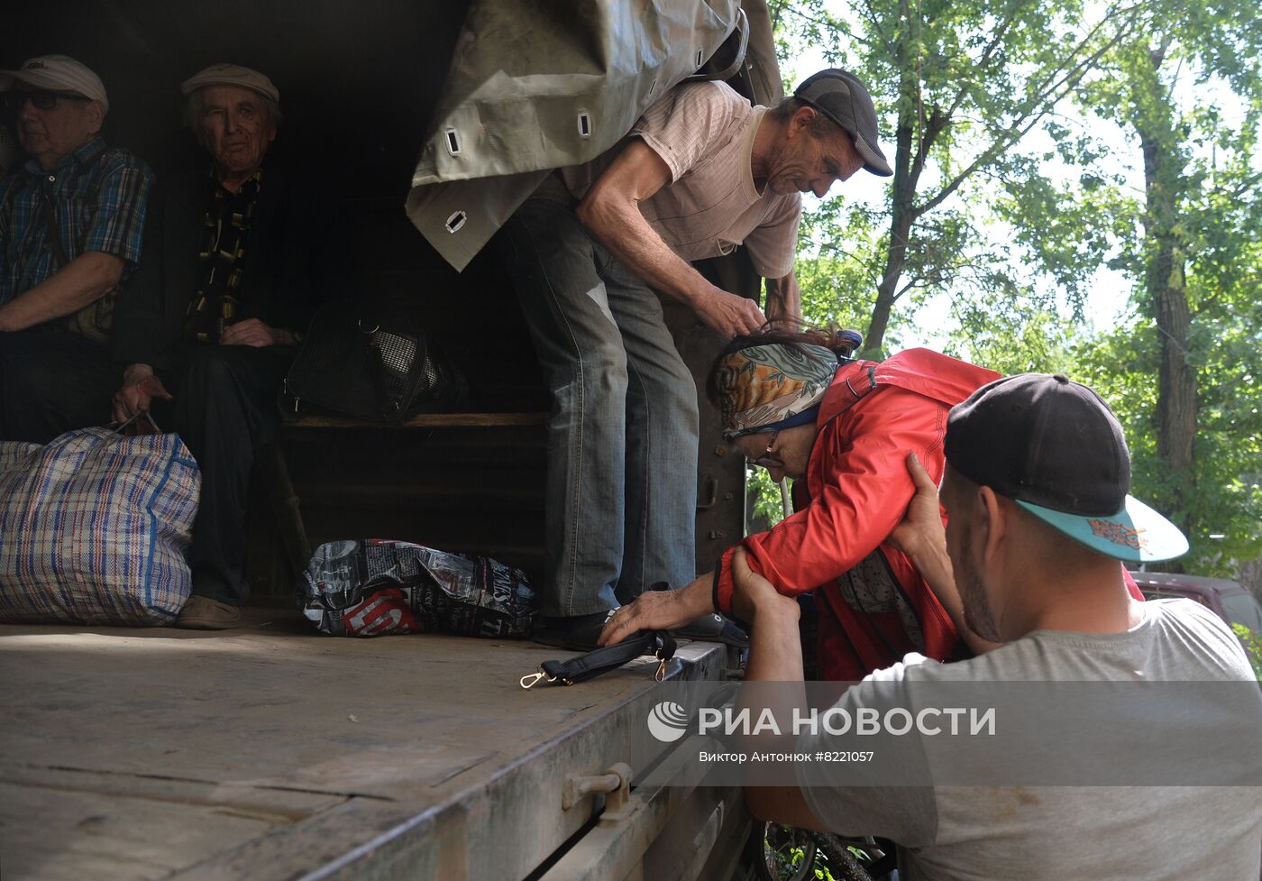 Бойцы ЛНР в Северодонецке ежедневно эвакуируют десятки жителей из-под украинских обстрелов