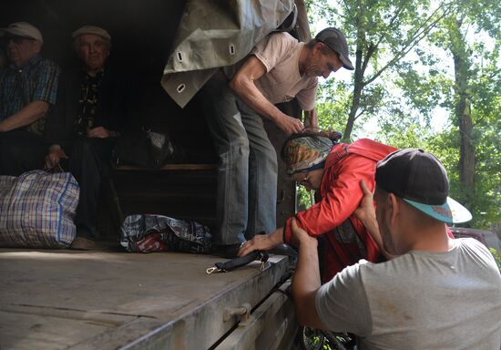 Бойцы ЛНР в Северодонецке ежедневно эвакуируют десятки жителей из-под украинских обстрелов