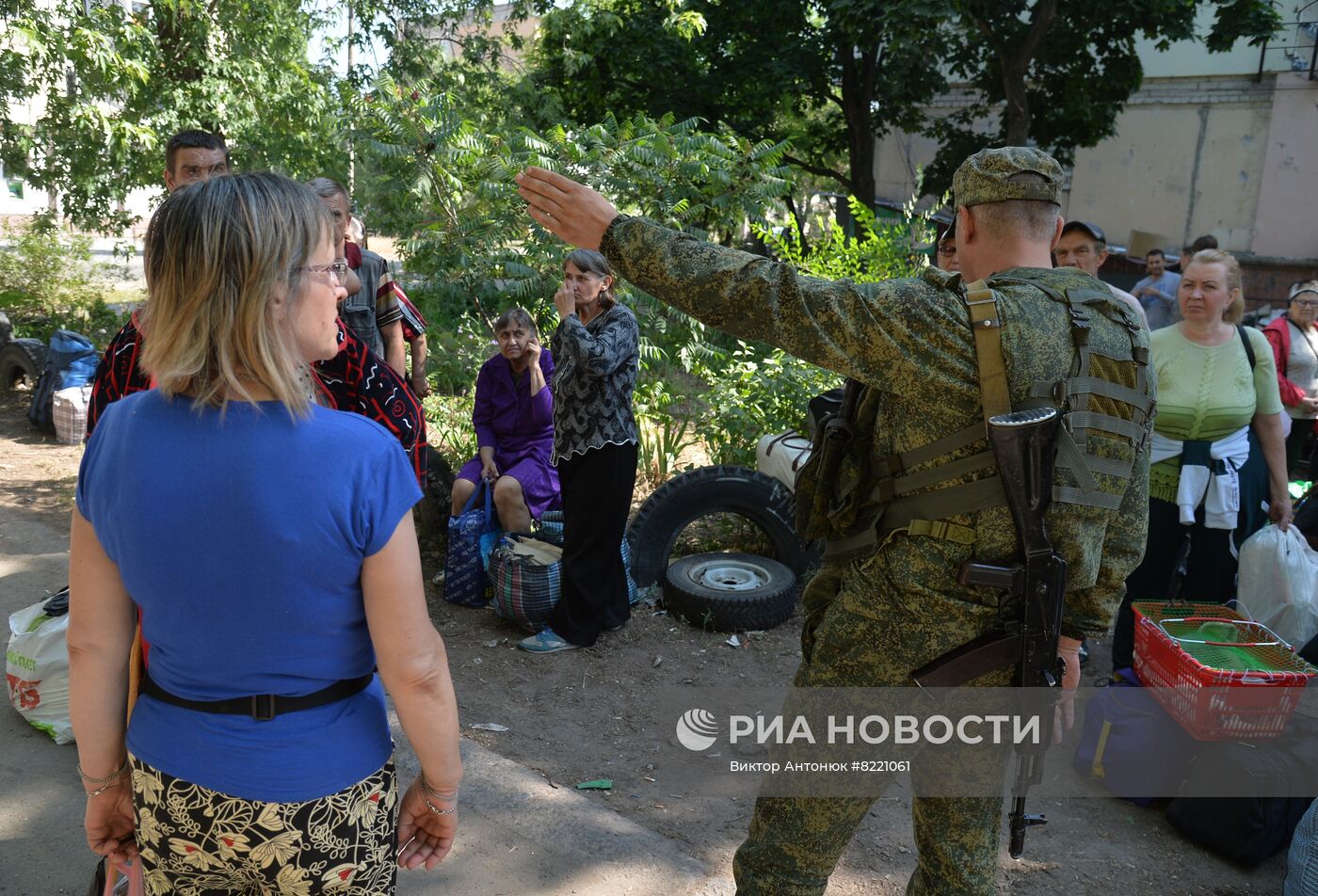 Бойцы ЛНР в Северодонецке ежедневно эвакуируют десятки жителей из-под украинских обстрелов