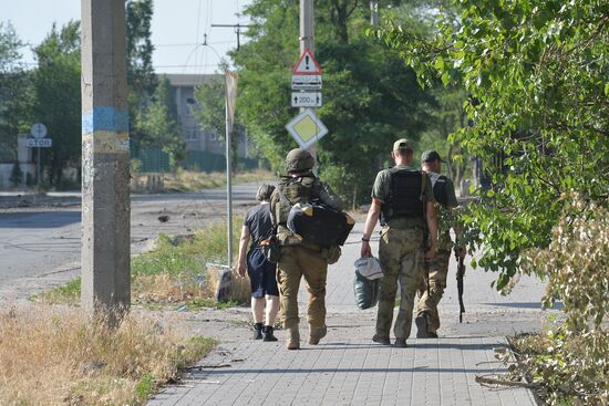 Бойцы ЛНР в Северодонецке ежедневно эвакуируют десятки жителей из-под украинских обстрелов