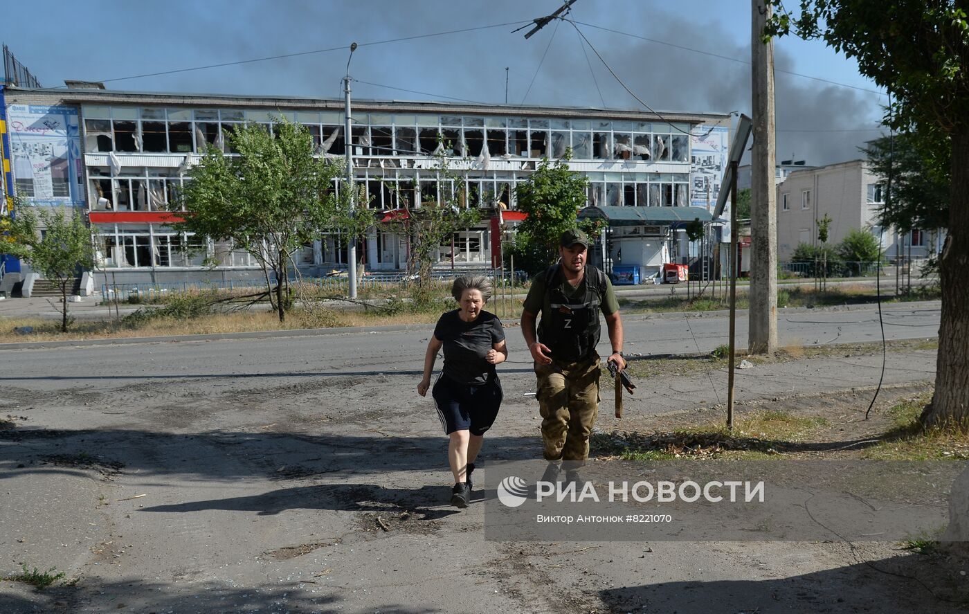 Бойцы ЛНР в Северодонецке ежедневно эвакуируют десятки жителей из-под украинских обстрелов