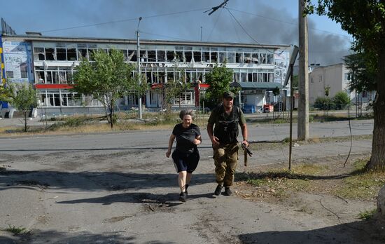 Бойцы ЛНР в Северодонецке ежедневно эвакуируют десятки жителей из-под украинских обстрелов