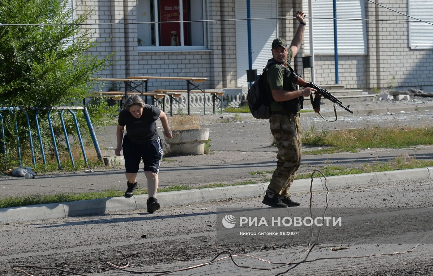 Бойцы ЛНР в Северодонецке ежедневно эвакуируют десятки жителей из-под украинских обстрелов