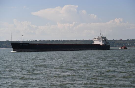 Первое иностранное судно вышло в море из порта Мариуполя