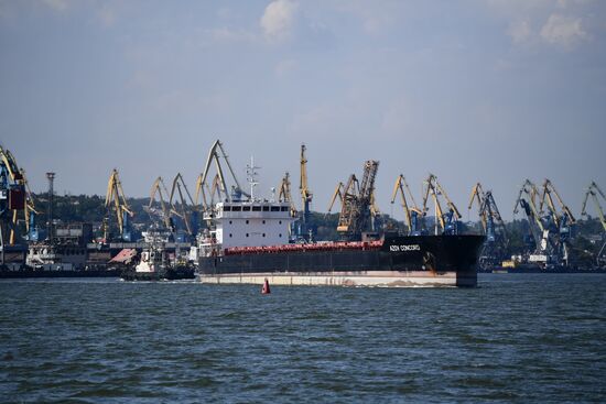 Первое иностранное судно вышло в море из порта Мариуполя