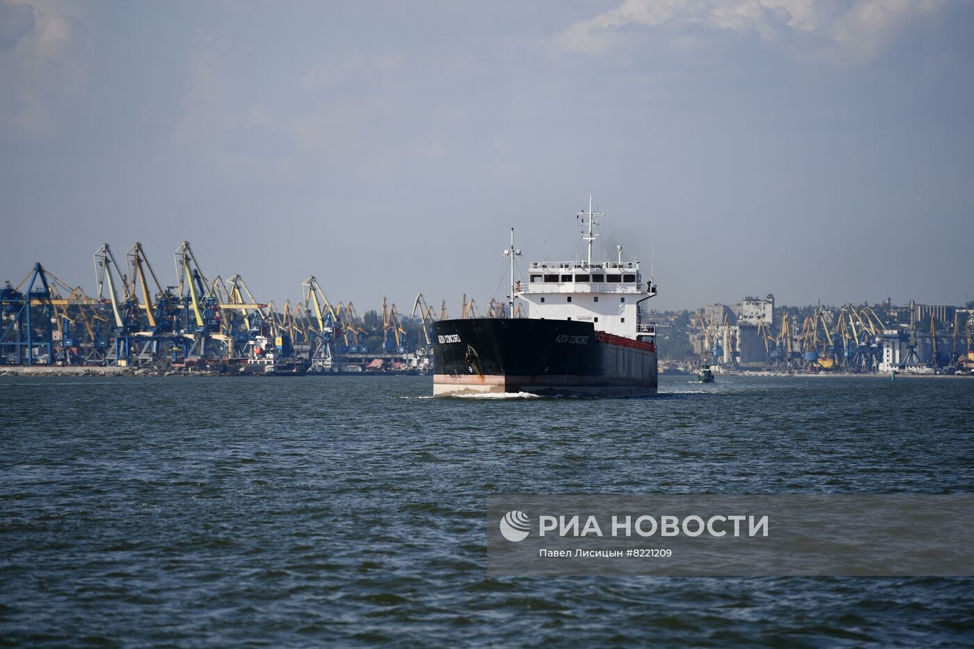 Первое иностранное судно вышло в море из порта Мариуполя
