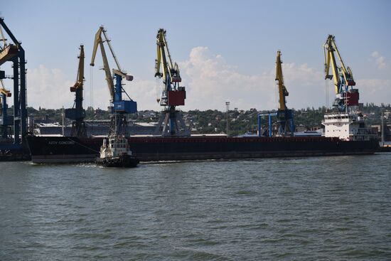 Первое иностранное судно вышло в море из порта Мариуполя