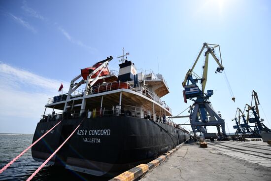 Первое иностранное судно вышло в море из порта Мариуполя