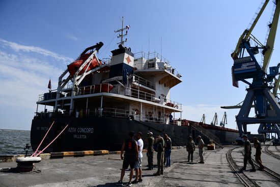 Первое иностранное судно вышло в море из порта Мариуполя