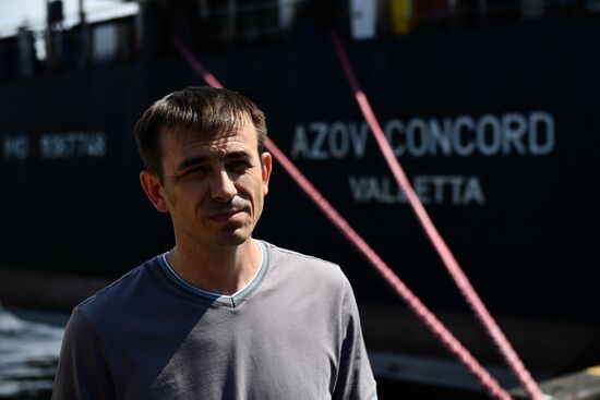 Первое иностранное судно вышло в море из порта Мариуполя