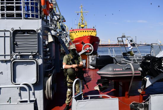 Первое иностранное судно вышло в море из порта Мариуполя