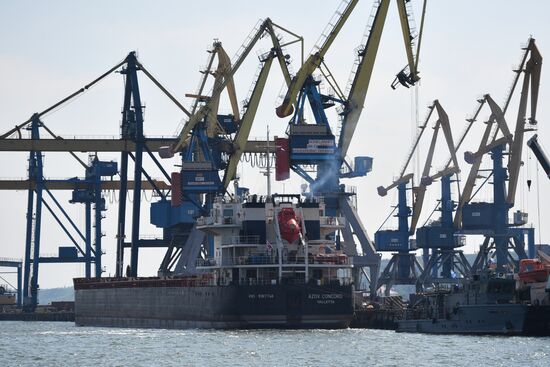 Первое иностранное судно вышло в море из порта Мариуполя