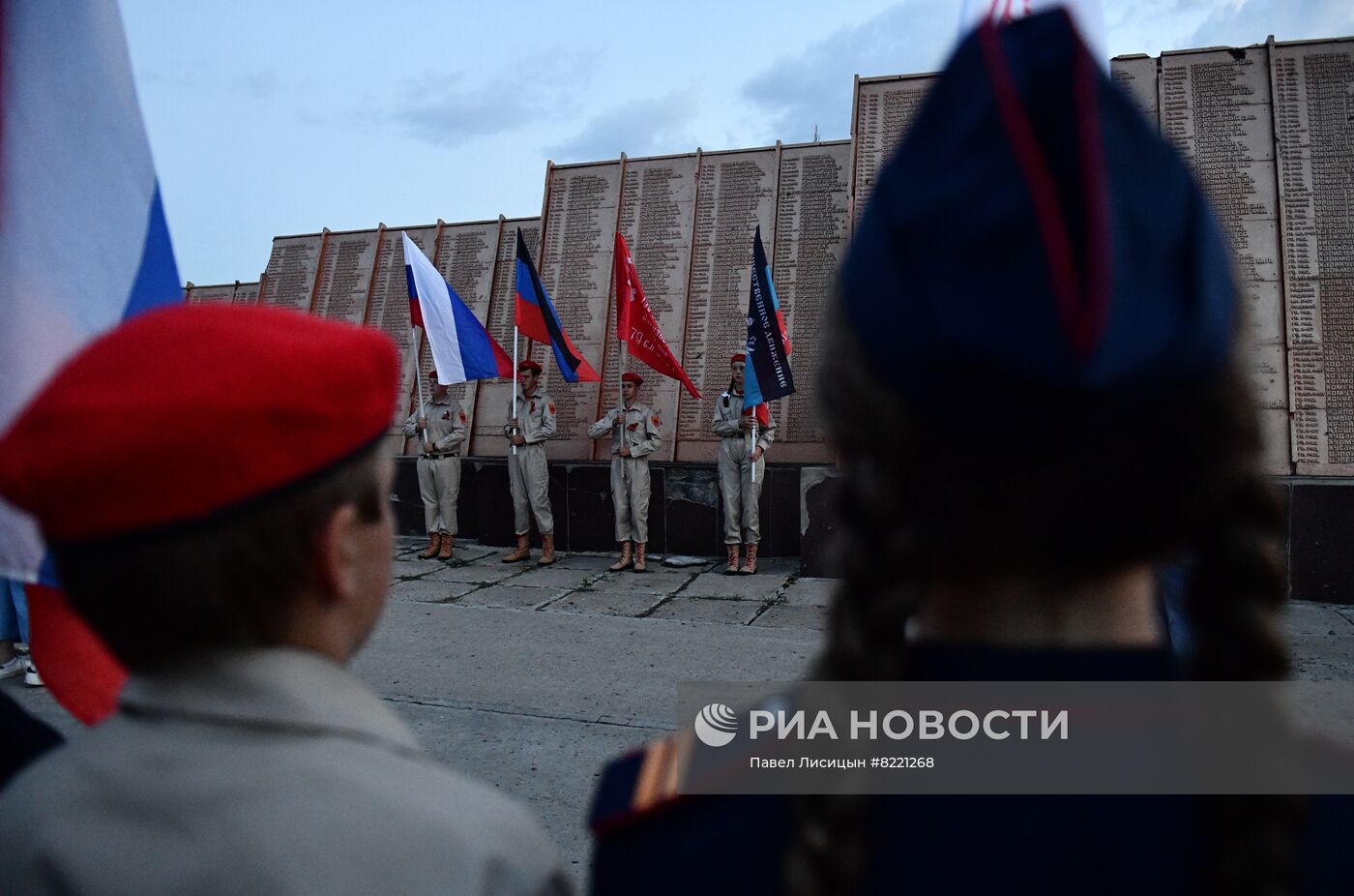 Акция по случаю Дня памяти и скорби у "Саур-Могилы"