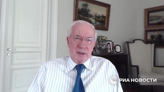 Азаров рассказал РИА Новости, кто больше пострадает от решения Киева ввести визовый режим с Россией