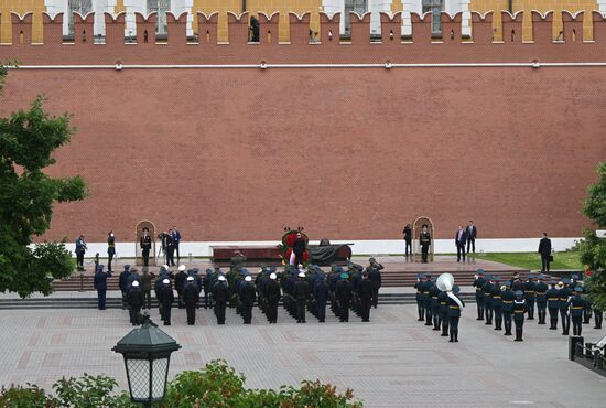 Президент РФ В. Путин принял участие в церемонии возложения венков к Могиле Неизвестного Солдата