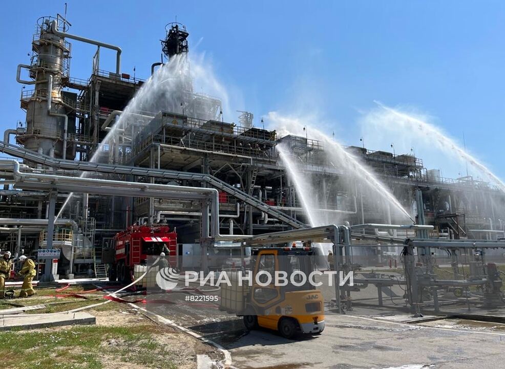 Пожар на нефтеперерабатывающем заводе в Ростовской области