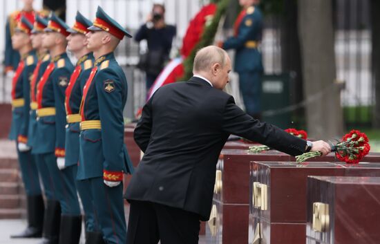 Президент РФ В. Путин принял участие в церемонии возложения венков к Могиле Неизвестного Солдата