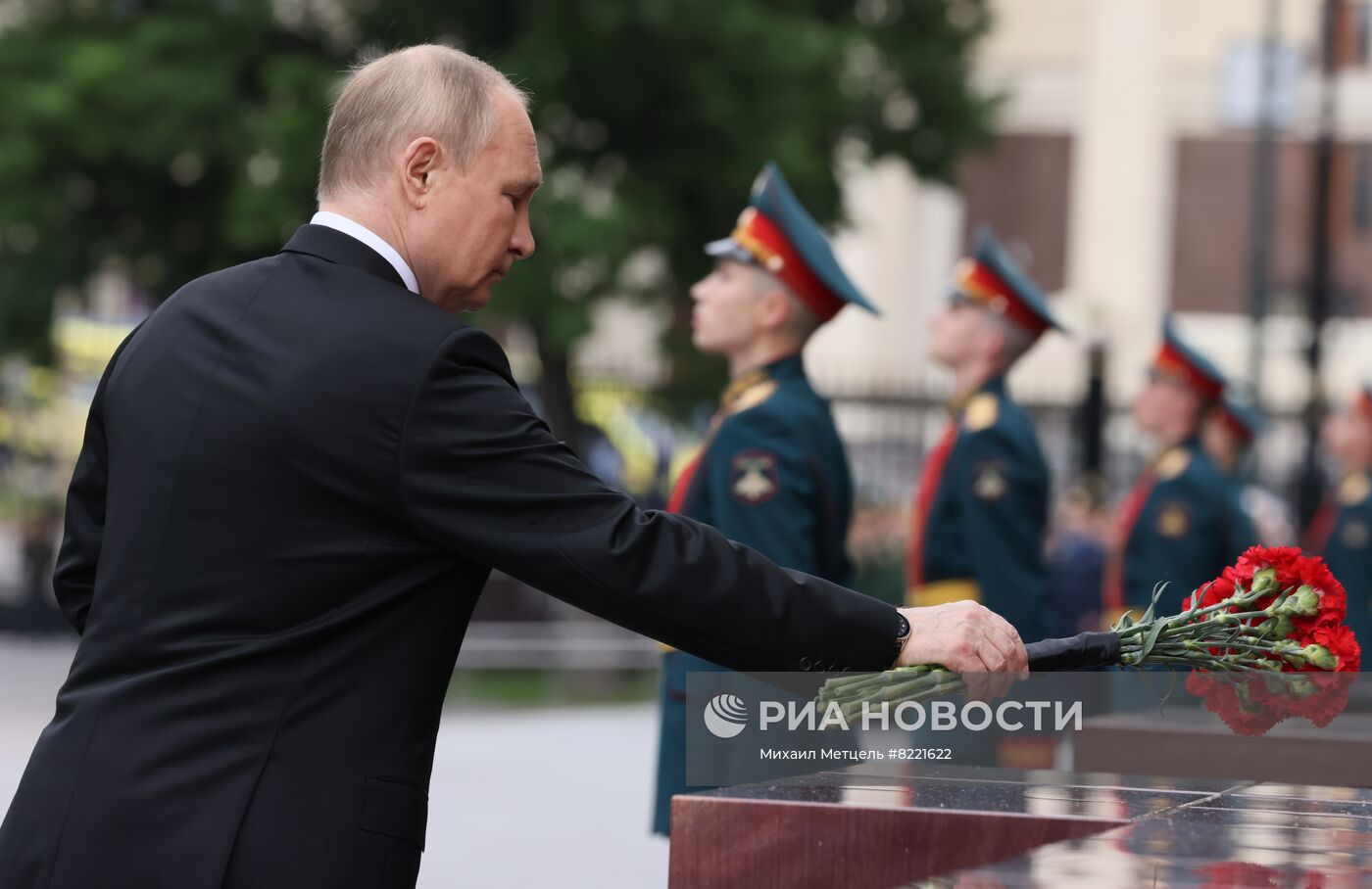 Президент РФ В. Путин принял участие в церемонии возложения венков к Могиле Неизвестного Солдата