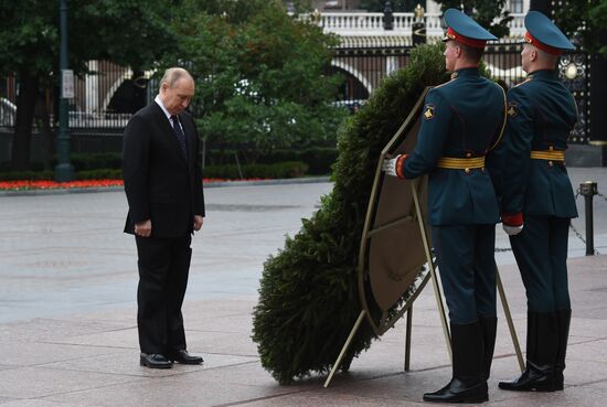 Президент РФ В. Путин принял участие в церемонии возложения венков к Могиле Неизвестного Солдата