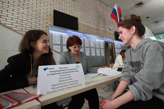 Продолжается приемная кампания в российских вузах