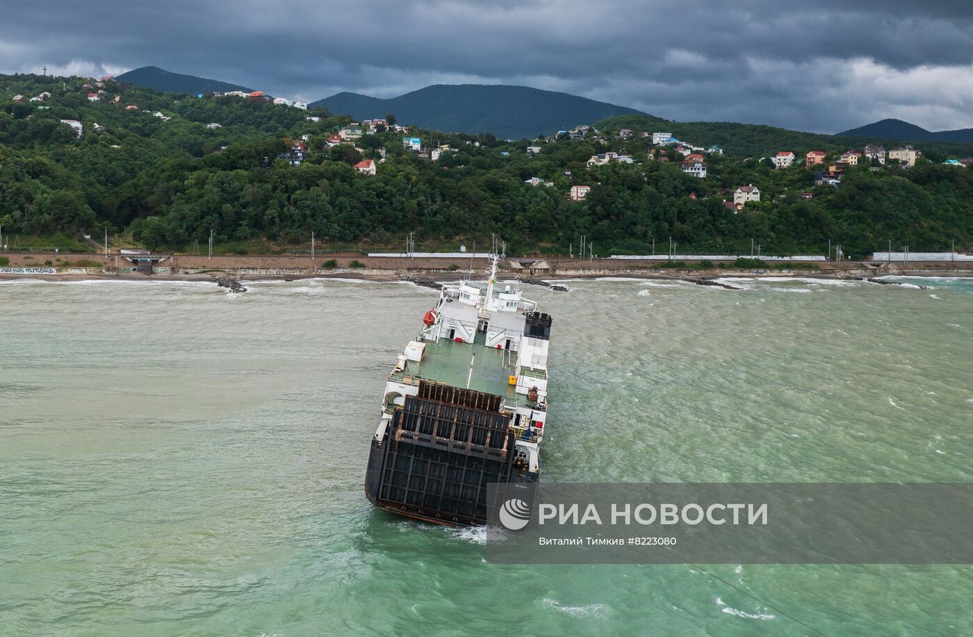 Грузовое камерунское судно село на мель под Туапсе