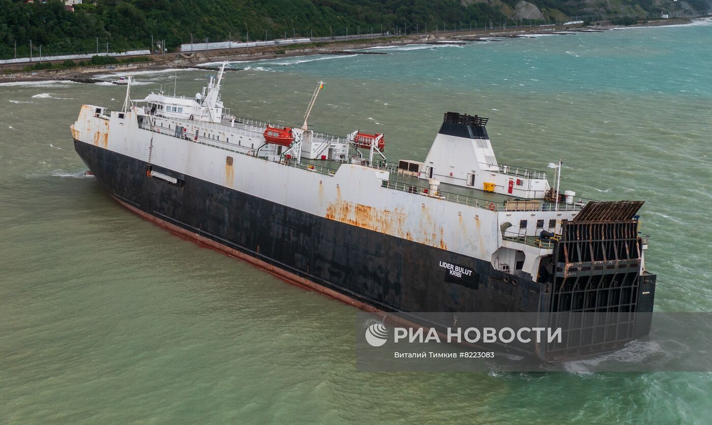 Грузовое камерунское судно село на мель под Туапсе