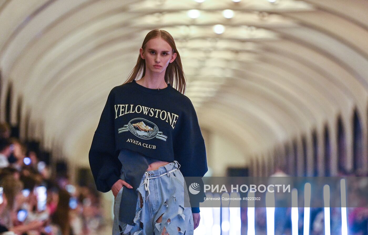 Московская неделя моды. Модный показ в метро
