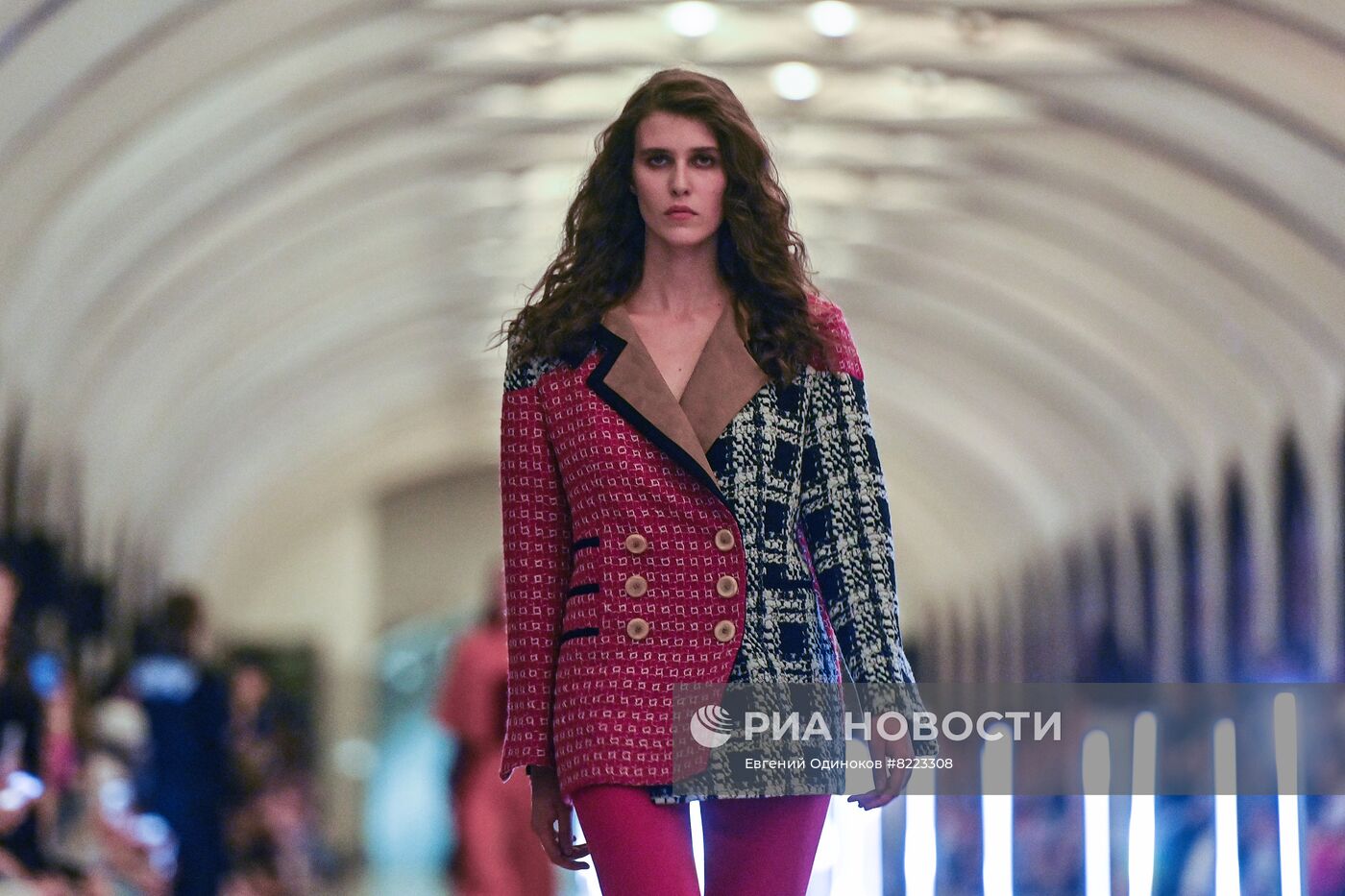 Московская неделя моды. Модный показ в метро