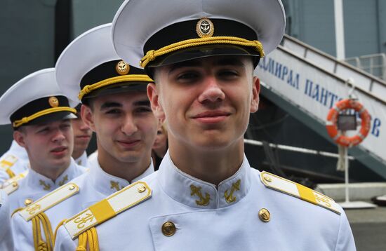 Выпуск в Нахимовском военно-морском училище во Владивостоке