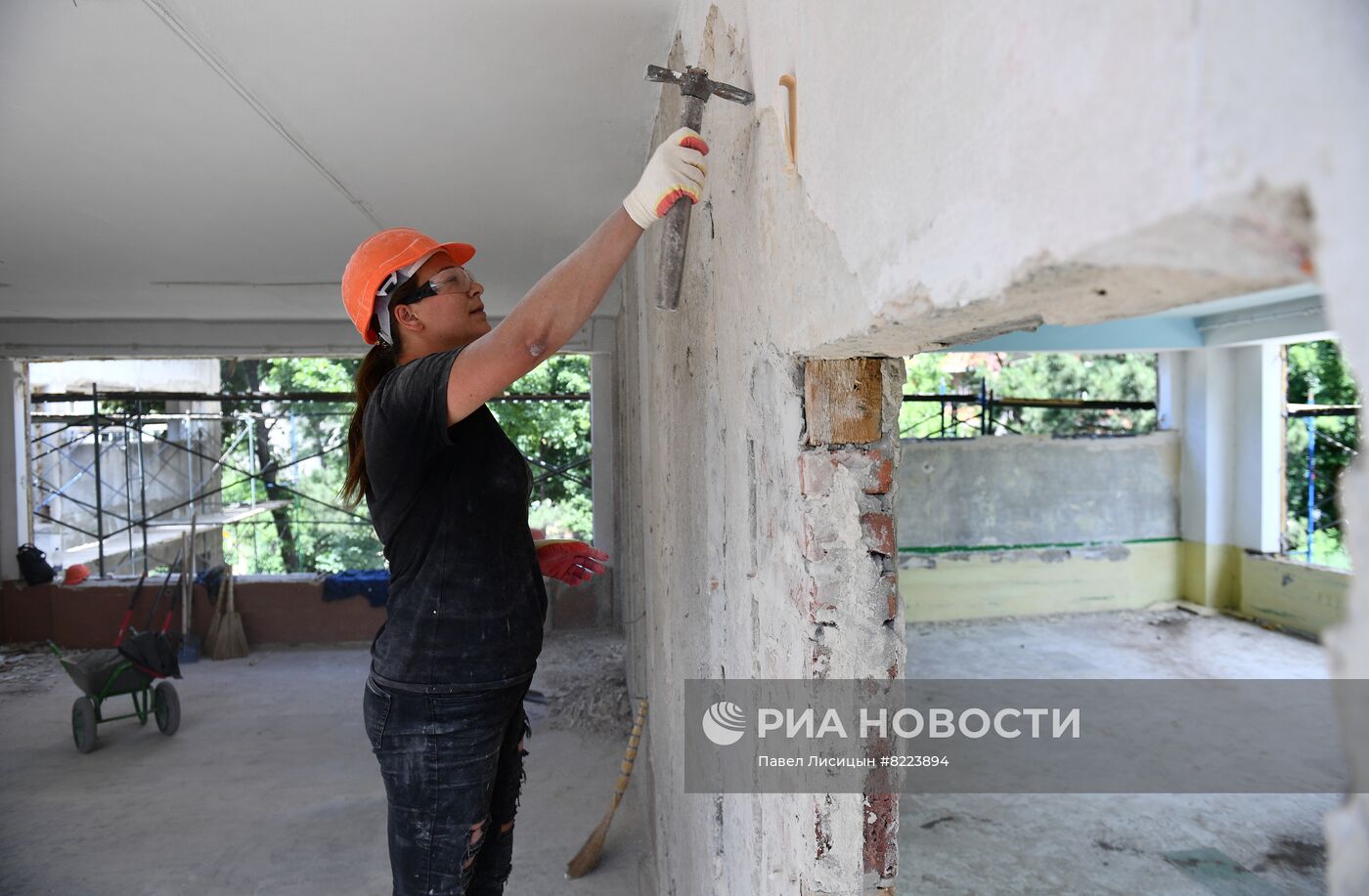 Работа по восстановлению детского сада в Мариуполе