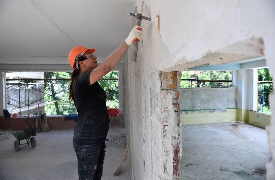 Работа по восстановлению детского сада в Мариуполе