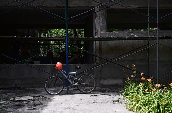 Работа по восстановлению детского сада в Мариуполе