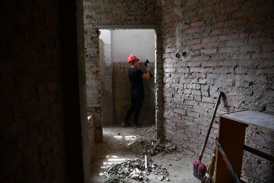 Работа по восстановлению детского сада в Мариуполе