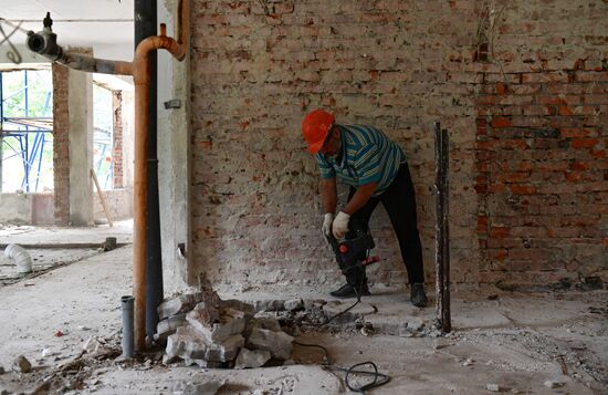Работа по восстановлению детского сада в Мариуполе