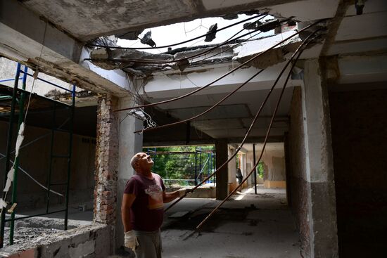 Работа по восстановлению детского сада в Мариуполе