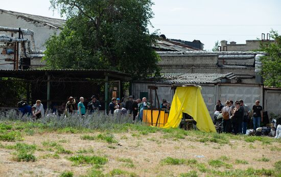 Эвакуация гражданских лиц с завода "Азот" в Северодонецке