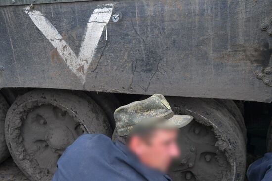 Военнослужащие рембата восстанавливают военную технику в зоне спецоперации