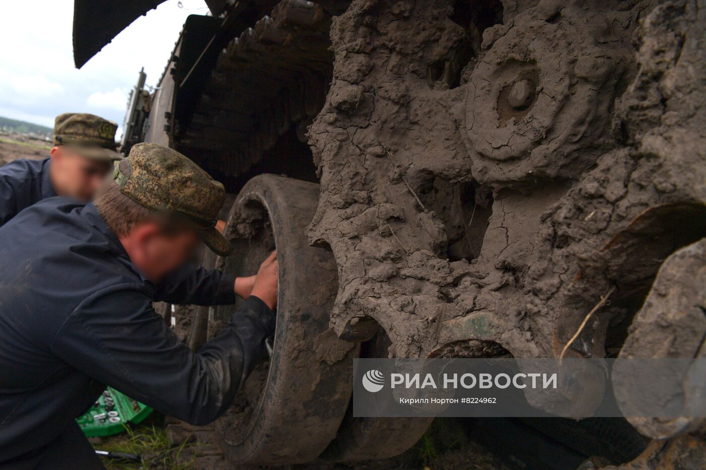 Военнослужащие рембата восстанавливают военную технику в зоне спецоперации