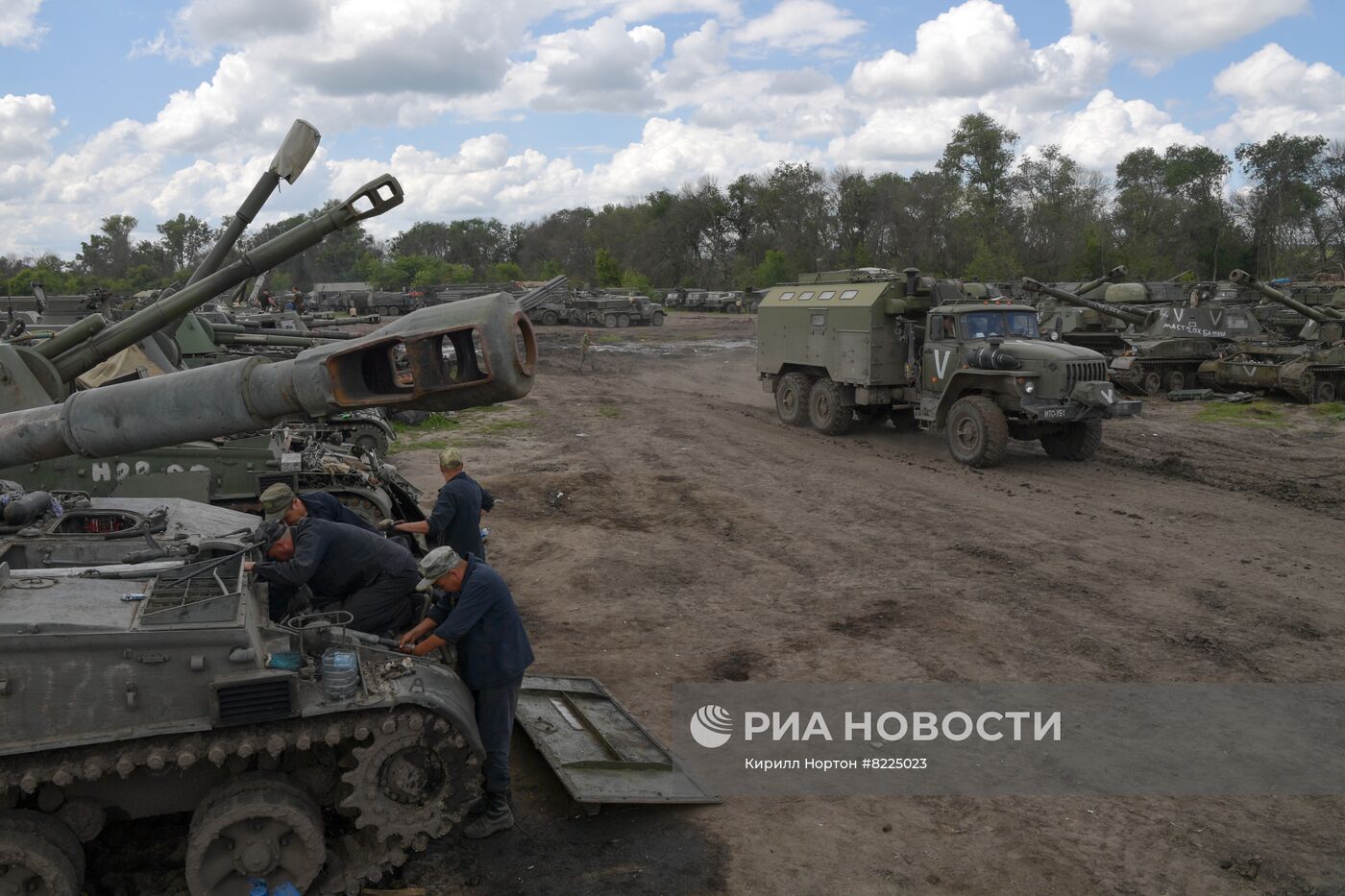 Военнослужащие рембата восстанавливают военную технику в зоне спецоперации