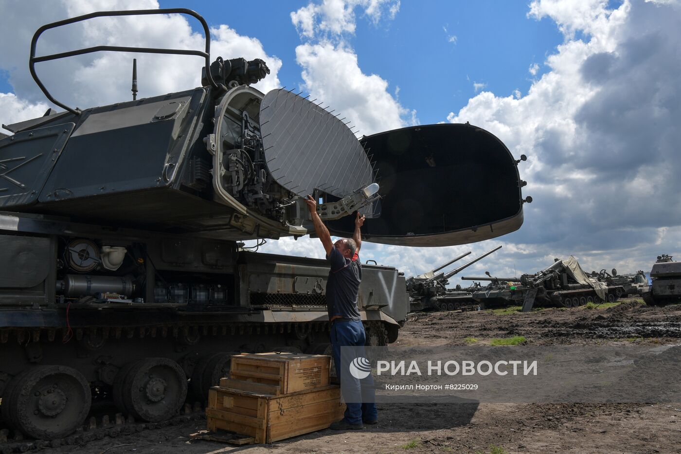 Военнослужащие рембата восстанавливают военную технику в зоне спецоперации