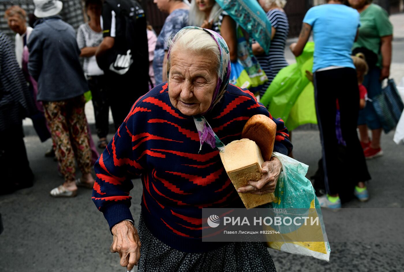 Раздача гуманитарной помощи в Мариуполе