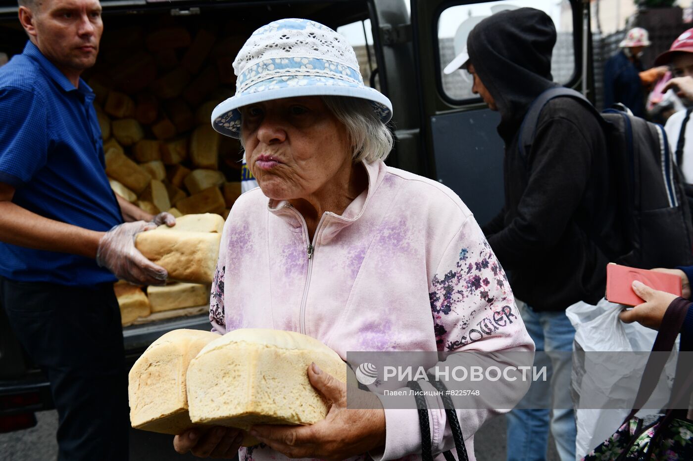 Раздача гуманитарной помощи в Мариуполе