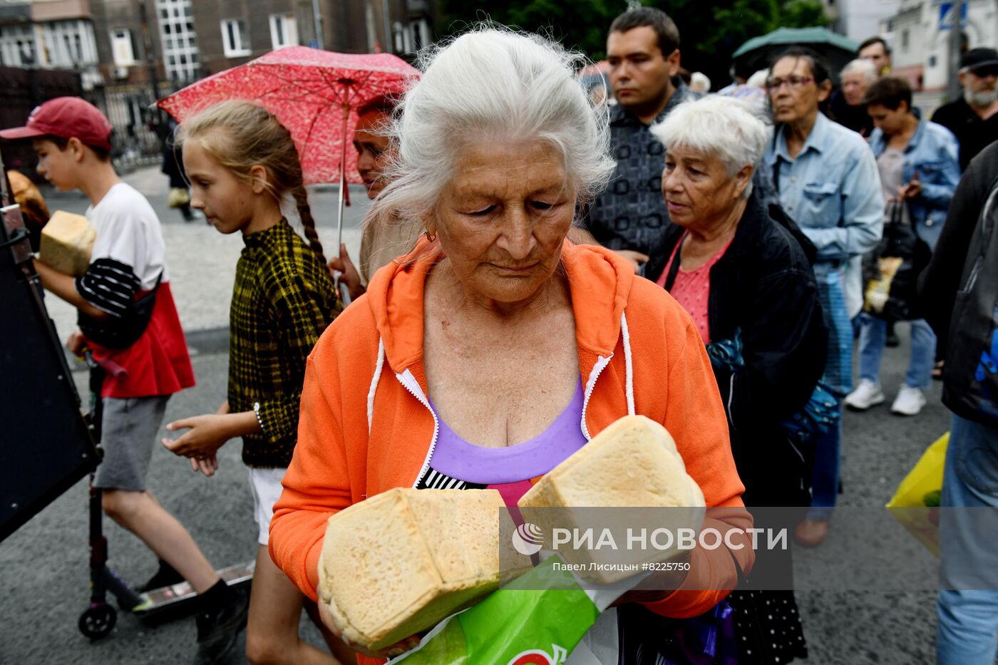 Раздача гуманитарной помощи в Мариуполе