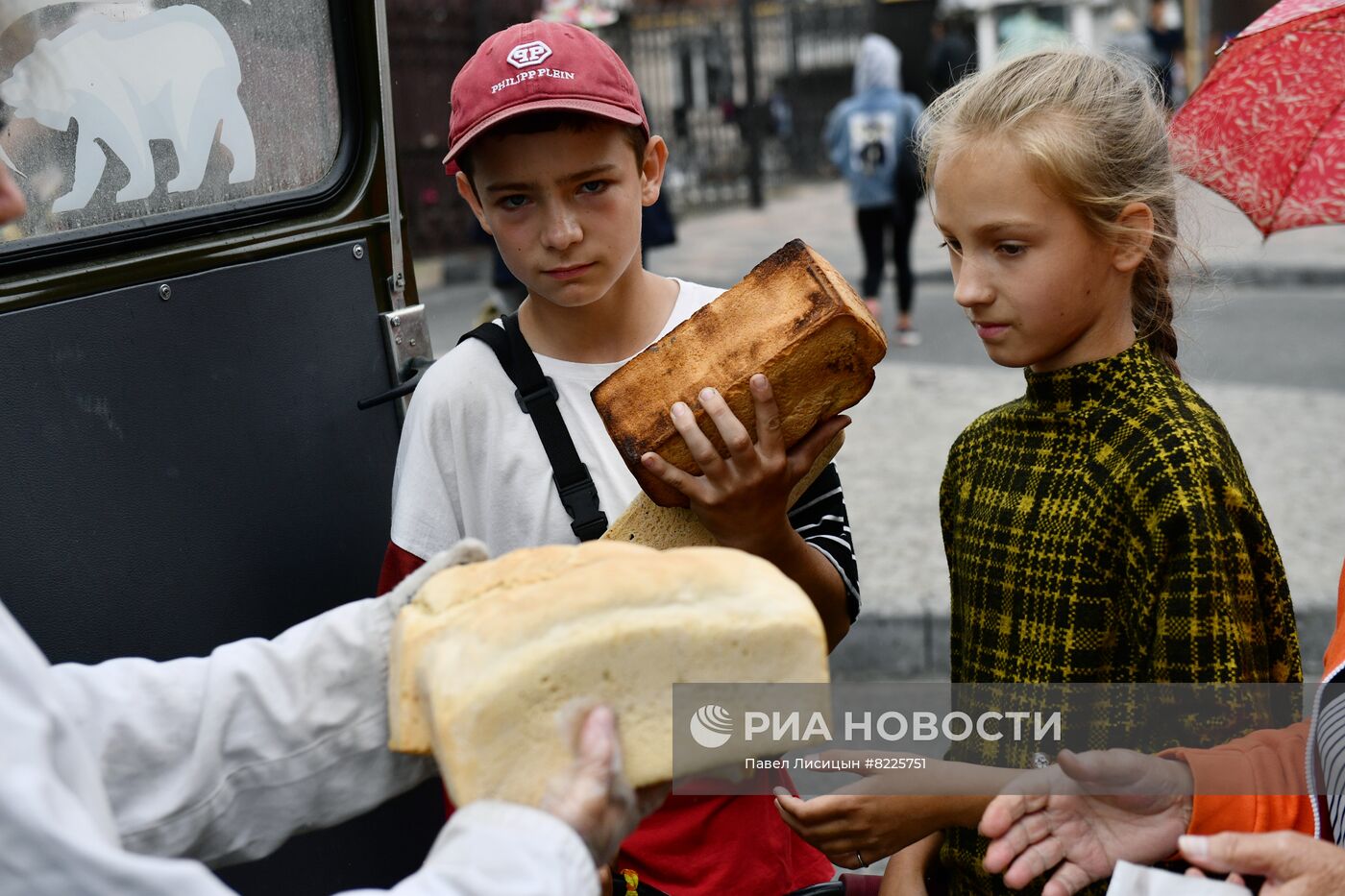 Раздача гуманитарной помощи в Мариуполе