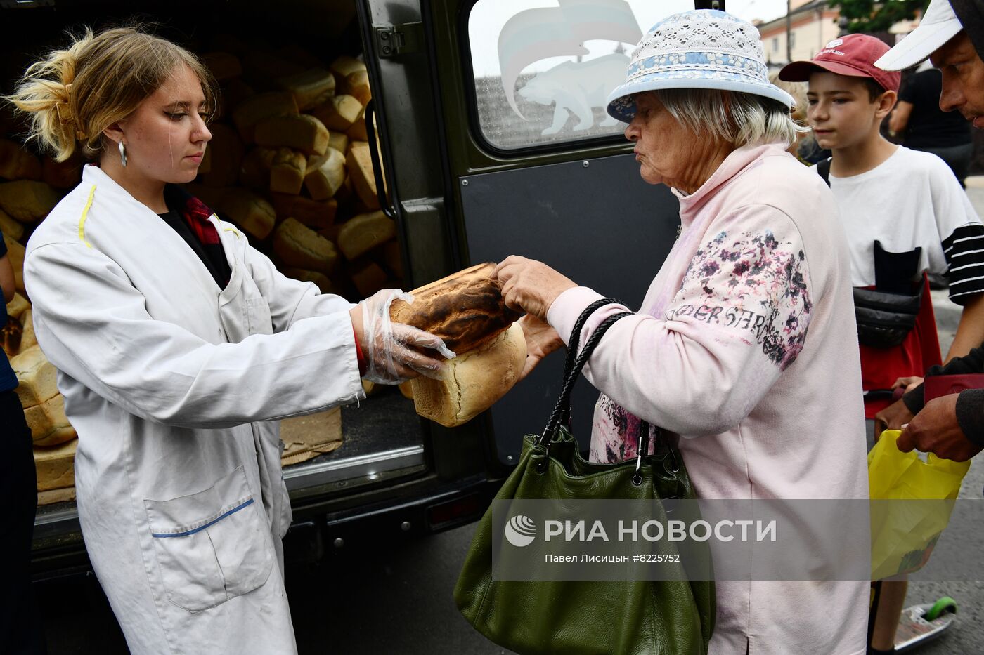 Раздача гуманитарной помощи в Мариуполе