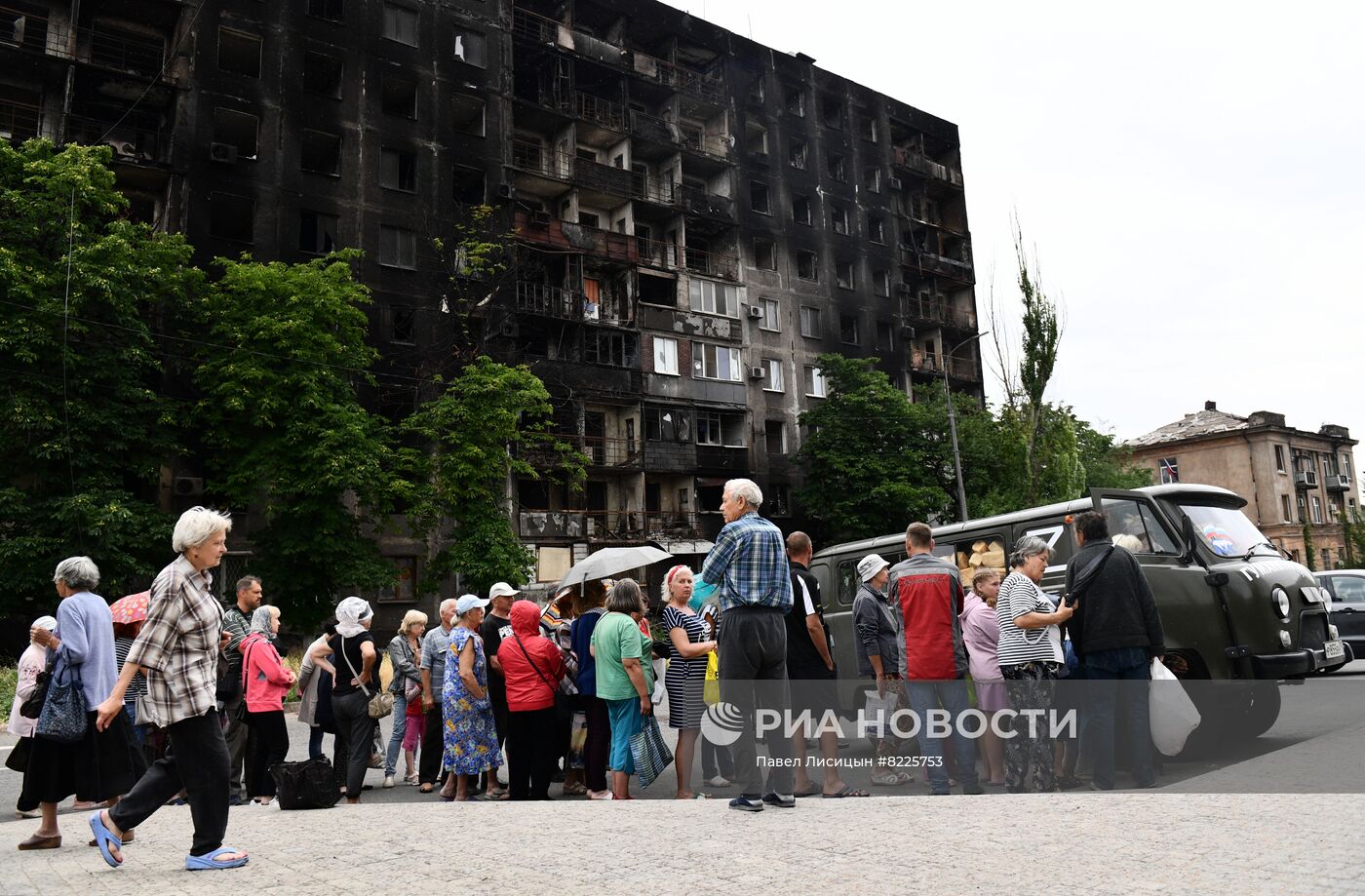 Раздача гуманитарной помощи в Мариуполе