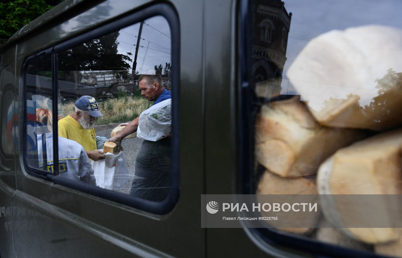 Раздача гуманитарной помощи в Мариуполе